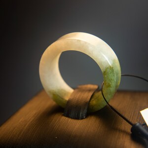 Authentischer burmesischer Jadeit-Jade-Ring, Anhänger - Jadeit der Klasse A, breites Band, grün-weißer durchscheinender Glücksstein, Amulett-Luxus-Edelstein