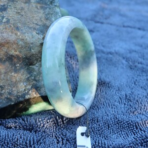 58mm ビルマ産翡翠バングル、淡い緑がかった灰色と曇りがかった白色、研磨仕上げの幅広バンドブレスレット
