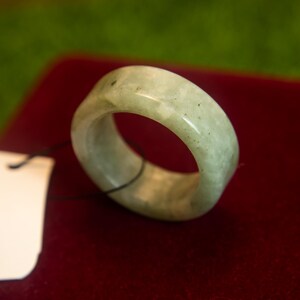 10US Authentischer breiter burmesischer Jadering - Handgeschnitzte natürliche durchscheinende grüne und weiße Jade, elegantes Symbol für Wohlstand, Harmonie und Gleichgewicht
