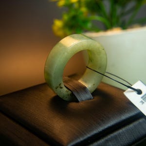 8 1/2 US breiter burmesischer Jadeit-Ring authentische natürliche Jade aus Burma handgeschnitztes grün-weißes Jadeit-Symbol von Chok Lap Wohlstands-Harmonie