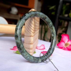 Bracelet jonc en jade birman véritable 61 mm, motif marbré, tons vert clair foncé, symbole de la prospérité et de l&#39;unité, mousse dans la neige