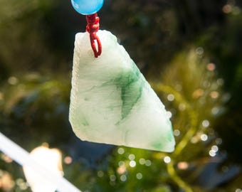 Authentieke Birmaanse jadeketting van 27 mm met een hanger van zeldzame natuurlijke keizerjade in een prachtige mix van groene en witte tinten