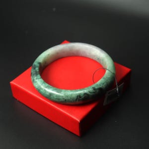 Seltener 78 mm echter burmesischer Jadeit-Armreif - Natürliche Klasse A Tricolor Jade in Lavendel, Grün und Milchweiß | Authentisches Armband Große Größe