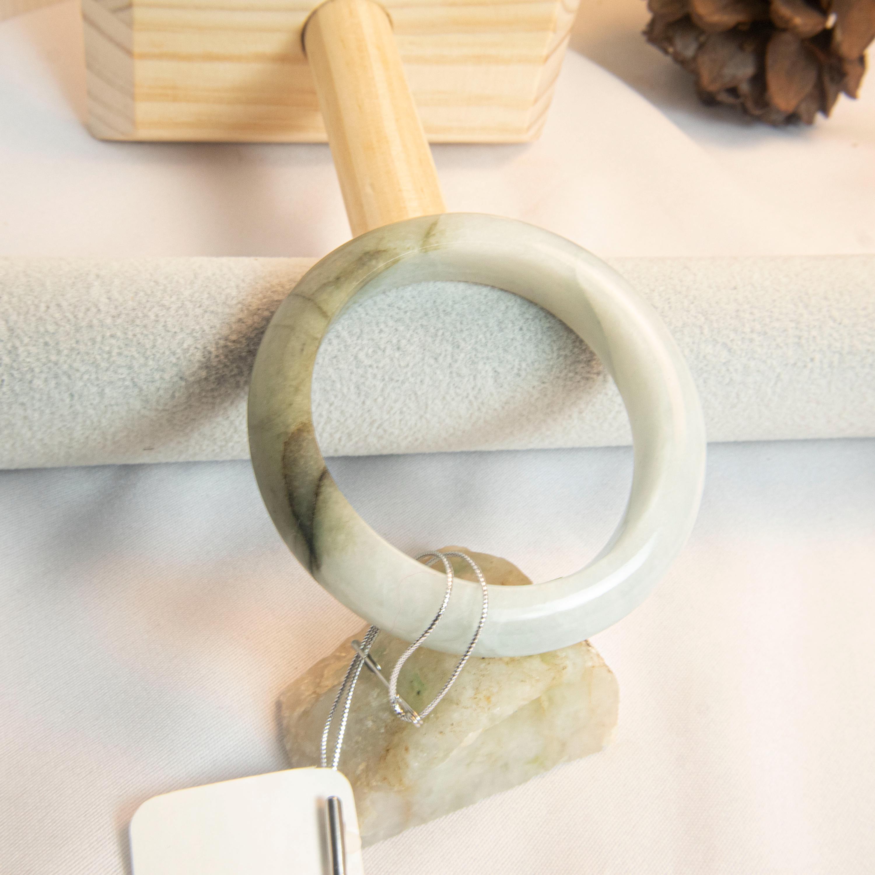 52mm 本物ビルマ産翡翠バングルブレスレット - 天然グリーン＆ホワイト