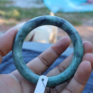 58 mm Jade-Armreif, Grün, Grau und Weiß mit dunklen, gesprenkelten Mustern, poliertes rundes Armband