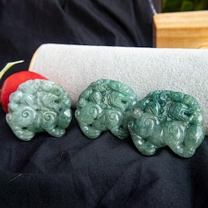 42 MM Natürlicher Burmesischer Jade Pixiu Anhänger - Handgeschnitztes Jadeit Amulett für Reichtum, Schutz & Feng Shui Segen