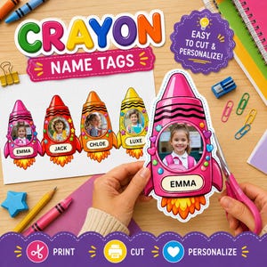 Pode incluir: Uma folha imprimível de etiquetas em forma de foguete com designs de giz de cera coloridos, espaço para fotos e nomes. O texto diz CRAYON NAME TAGS, EASY TO CUT & PERSONALIZE, PRINT, CUT e PERSONALIZE. Inclui tesoura e artigos de papelaria.