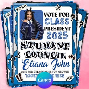 Op de afbeelding: Een stapel blauwe en witte posters voor de studentenraadcampagne. De posters bevatten een foto van een lachende persoon, de tekst "VOTE FOR CLASS PRESIDENT 2025" en de naam "Eliana John."