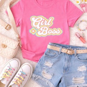 Girl Boss Tee | Retro Script, Girl Scout Shirt, Customizable Back. Personalized item. Youth and Adult Size. Girl Power Tee. Cute Graphic Tee 画像 3