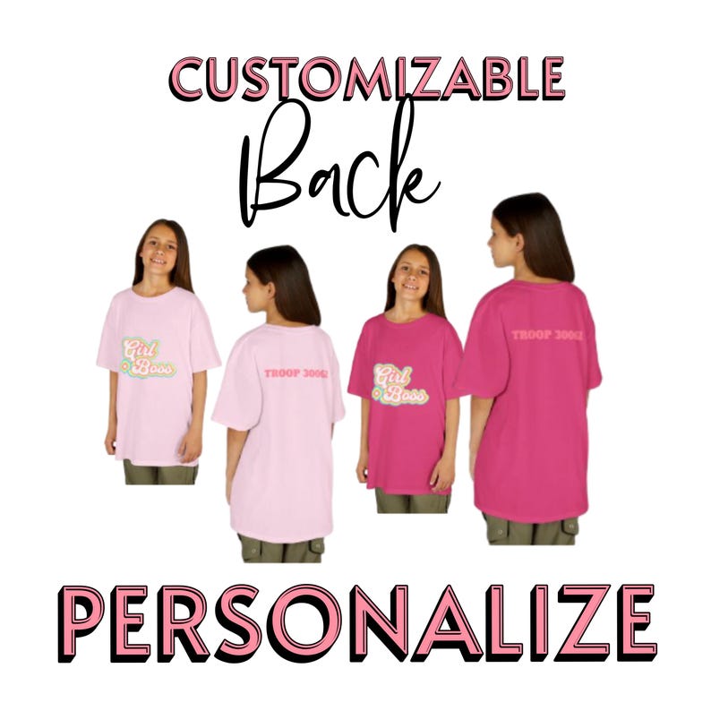 以下が含まれることがあります： 「Girl Boss」と「Troop 2002」の文字がプリントされたピンクとフクシアのTシャツ。画像には、「CUSTOMIZABLE Back」と「PERSONALIZE」の文字もピンクと黒のテキストで含まれています。