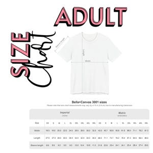 以下が含まれることがあります： 白のTシャツ。サイズチャートの詳細があり、幅、長さ、袖丈の測定値がセンチメートルで表示されています。「ADULT」の文字はピンク色で表示されています。「SIZE Chart」の文字も表示されています。