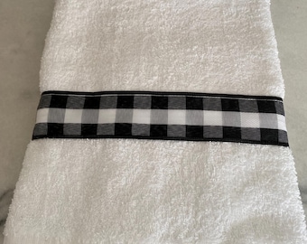 Farmhouse Style White Bath Towels with Black and White Buffalo Plaid Border.