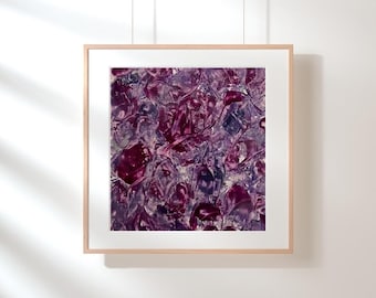 Peut inclure: Une œuvre d'art murale carrée encadrée présentant une peinture abstraite aux coups de pinceau épais et superposés dans des tons profonds de magenta, de prune et de violet foncé. L'œuvre est insérée dans un cadre en bois clair avec un passe-partout blanc.