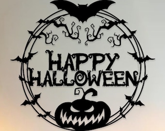 Puede incluir: Una decoración de Halloween de metal negro con las palabras "HAPPY HALLOWEEN" dentro de un marco circular, con murciélagos y una calabaza. Debajo, velas encendidas y calabazas de varios tamaños y colores crean una exhibición festiva.