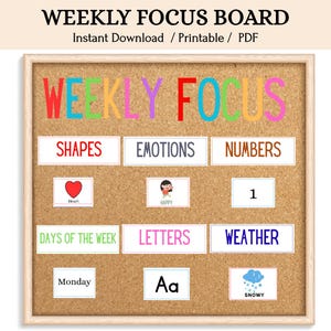 Puede incluir: Un corcho con marco de madera muestra el texto "WEEKLY FOCUS BOARD" y "Instant Download / Printable / PDF". El tablero está dividido en secciones para formas, emociones, números, días de la semana, letras y clima.