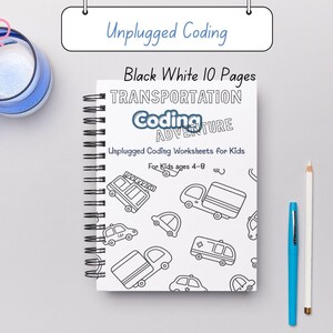 Può includere: Un quaderno a spirale intitolato "Transportation Coding Adventure" con illustrazioni in bianco e nero di veicoli. La copertina include il testo "Unplugged Coding" e "For Kids ages 4-8." Una penna blu e una matita bianca sono accanto al quaderno.