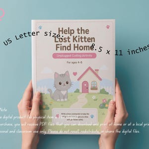 Può includere: Un libro di attività per bambini intitolato "Help the Lost Kitten Find Home". La copertina presenta un gattino dei cartoni animati, una casa e il testo "Unplugged Coding Activity for ages 4-8". Il libro misura 21,6 x 27,9 cm.