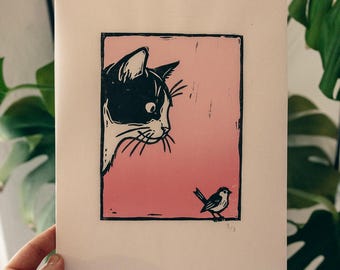 Katze & Vogel – Original Linoldruck auf handgeschöpften Papier in rosa | Handgemachter Kunstdruck | Unikat