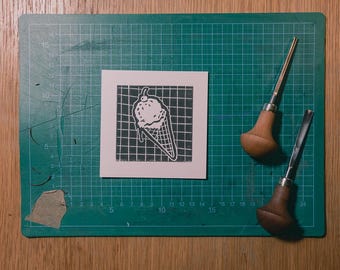 Eis in der Waffel – Original Linoldruck auf Hahnemühle | Handgemachter Kunstdruck | Unikat