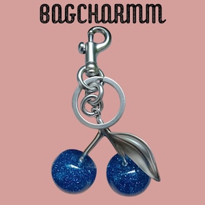 Porte-clés en cristal bleu cerise de l'an 2000 - Pendentif fruit en résine scintillante avec breloque feuille en métal pour sacs, cadeaux et usage quotidien