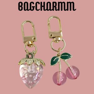 2 porte-clés fruits en résine rose - Adorables breloques de sac fraises et cerises de l'an 2000, pendentifs de sac à main kawaii pour fille, cadeau d'accessoires de sac à dos