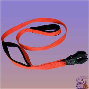 Uma guia de nylon segura e resistente para cães. Com mosquetão Kong Frog e uma alça curta. Feita à mão em várias cores.
