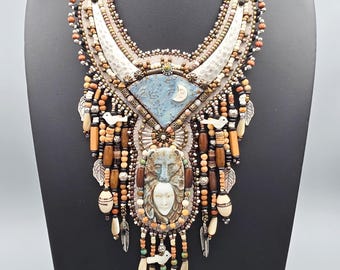 Mond Bär Mutter Bead gestickte Statement Halskette, Woodland Handwerker Schmuck, eine von einer Art tragbare Kunst
