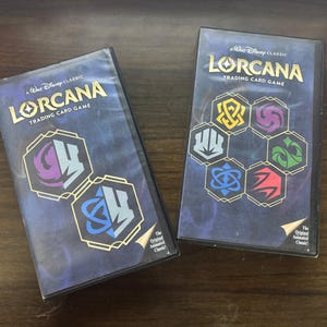Coffret personnalisé de style VHS pour Disney Lorcana - Peut contenir 2 jeux de cartes + dés - Couverture personnalisée avec date de naissance et encres