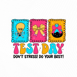 Pu&ograve; includere: Una grafica colorata con le parole "TEST DAY" e "DON'T STRESS! DO YOUR BEST!" Tre immagini incorniciate raffigurano una lampadina, un fiocco e una bottiglia decorativa. Il design utilizza colori vivaci come rosa, giallo e blu.