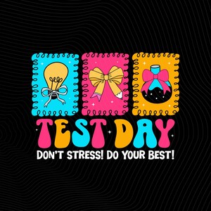Pu&ograve; includere: Grafica retr&ograve; con tre immagini colorate su sfondo nero. Le immagini raffigurano una lampadina, un fiocco con una matita e un flacone di profumo. &Egrave; presente anche il testo "TEST DAY" e "DON'T STRESS! DO YOUR BEST!"