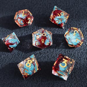 Juego de dados de núcleo líquido rojo y azul, dados de resina de borde afilado con lámina dorada y números dorados, juego poliédrico de 7 piezas para DnD