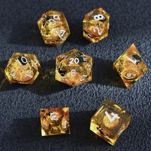 Black Cat Liquid Core Würfelset, bernsteinfarbene Goldglitzer-Harzwürfel mit silbernen Zahlen, 7-teiliges Set mit scharfkantigen Polyedern für Dungeons & Dragons