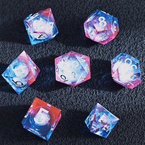 Conjunto de dados com núcleo líquido rosa e azul, dados de resina iridescente com glitter e números prateados, 7 dados com bordas afiadas para D&D