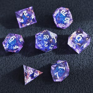Juego de dados con núcleo líquido morado, dados de resina con purpurina azul y lámina de oro rosa, 7 dados poliédricos de borde afilado para DnD.