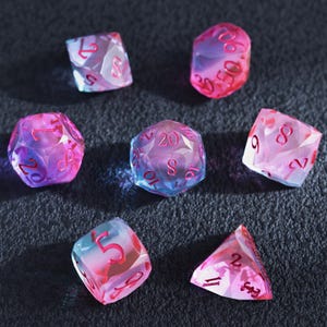 Juego de dados de núcleo líquido rosa y azul, dados de resina de borde afilado con números magenta, juego poliédrico de 7 piezas para DnD