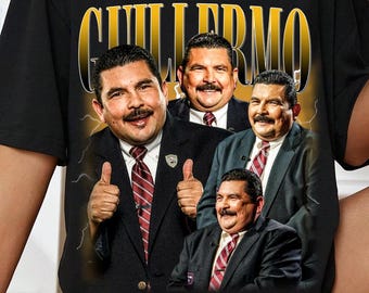 Könnte beinhalten: Schwarzes T-Shirt mit einem Aufdruck eines Mannes im Anzug und dem Namen "GUILLERMO" in goldfarbenen Buchstaben. Der Aufdruck enthält mehrere Bilder des Mannes. Das T-Shirt ist ein lässiger, übergroßer Stil.