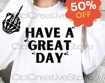 Peut inclure: Sweat-shirt blanc avec l'inscription noire "HAVE A GREAT DAY", agrémentée de petits cœurs noirs. Une main de squelette noire faisant un doigt d'honneur est sur la manche gauche. Un autocollant 50% OFF est en haut à droite.