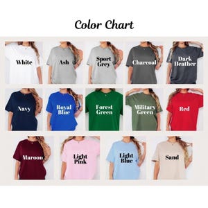 Puede incluir: Una carta de colores muestra camisetas de varios colores, incluyendo blanco, ceniza, gris deportivo, carb&oacute;n y gris oscuro jaspeado. Otros colores son azul marino, azul real, verde bosque, verde militar y rojo. La carta tambi&eacute;n muestra granate, rosa claro, azul claro y arena.