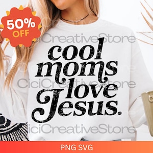 Puede incluir: Sudadera blanca con el texto negro "cool moms love Jesus". Una pegatina de 50% de descuento está en la esquina superior izquierda. La parte inferior de la imagen tiene el texto "PNG SVG".