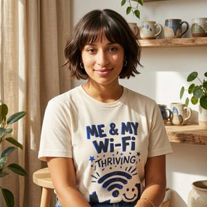 私と私のWi-Fiが繁栄しているTシャツ、手描きのグラフィックTシャツ、リラックスフィットのコットンTシャツ