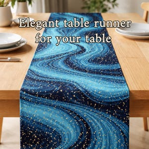 Può includere: Un'elegante tovaglia con un motivo a vortice blu e navy, accentuato da macchie dorate. Il testo "Elegant table runner for your table" è presente. Posizionata su un tavolo di legno.