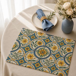 Può includere: Una tovaglietta rettangolare con un motivo ripetuto di girasoli gialli e foglie verdi racchiusi in cornici circolari su uno sfondo blu intenso. Il design imita un'estetica a mosaico con dettagli floreali intricati.