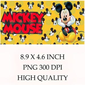 Puede incluir: Un archivo gr&aacute;fico digital con un fondo amarillo y un patr&oacute;n repetitivo de cabezas de Mickey Mouse. El texto MICKEY MOUSE aparece en letras rojas en negrita. La imagen incluye una gran ilustraci&oacute;n de Mickey Mouse y el texto 8.9 X 4.6 PULGADAS.