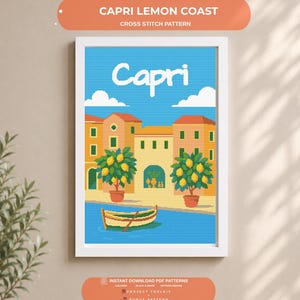 Op de afbeelding: Een kruissteekpatroon getiteld Capri Lemon Coast met een kustscène met gele citroenbomen in terracotta potten, een kleine boot op blauw water en gebouwen onder een blauwe lucht met witte wolken. De tekst Capri is in het wit gedrukt.
