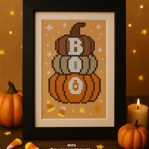 Puede incluir: Un patrón de punto de cruz enmarcado con tres calabazas apiladas en tonos naranja y marrón, deletreando "BOO". El texto "BOO-TIFUL PUMPKINS CROSS STITCH" está en la parte superior. Es una descarga digital.