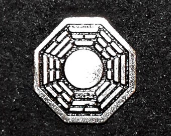 Spilla Dharma in peltro fusa a mano