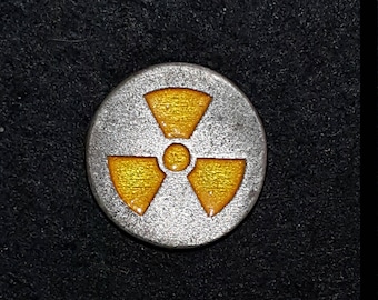 Pin de solapa de peltre con símbolo de radiación