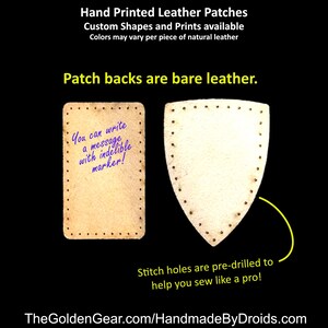 Pode incluir: Dois patches de couro, um retangular e outro em forma de escudo, com furos pr&eacute;-perfurados para costura. O patch retangular tem uma mensagem escrita: "Voc&ecirc; pode escrever uma mensagem com um marcador indelevel!"