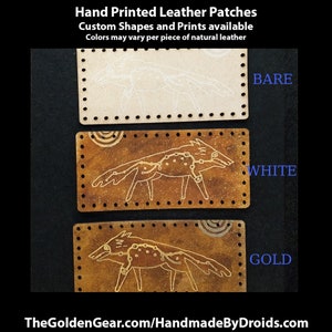 Pu&ograve; includere: Toppe in pelle stampate a mano in tre colori: naturale, bianco e oro. Ogni toppa presenta un design animale dettagliato con forme e stampe personalizzate disponibili. Le toppe hanno una forma rettangolare con bordi cuciti. Il testo "Hand Printed Leather Patches" &egrave; in alto.