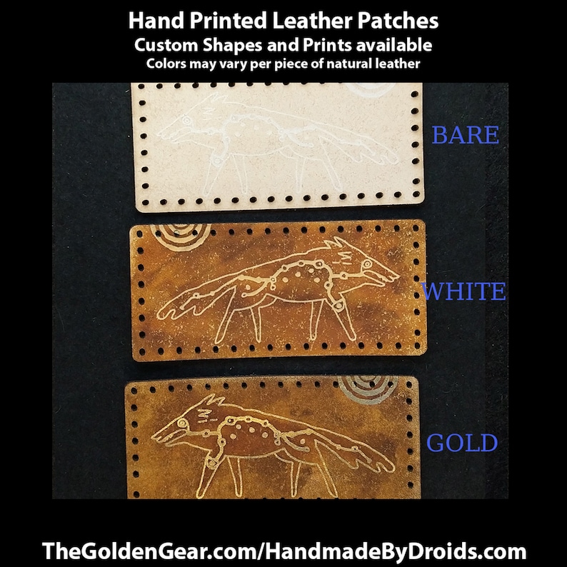 Pu&ograve; includere: Toppe in pelle stampate a mano in tre colori: naturale, bianco e oro. Ogni toppa presenta un design animale dettagliato con forme e stampe personalizzate disponibili. Le toppe hanno una forma rettangolare con bordi cuciti. Il testo "Hand Printed Leather Patches" &egrave; in alto.